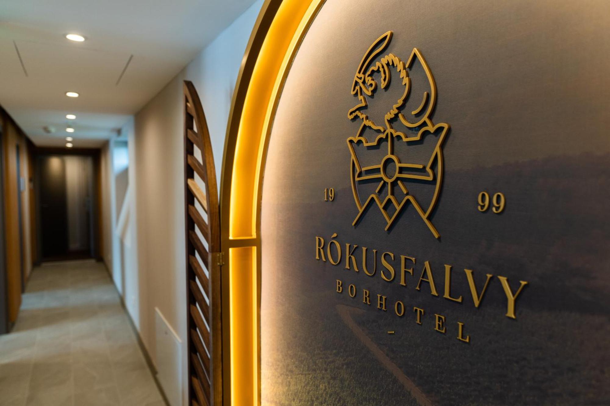 Rokusfalvy Borhotel Es Fogado เอทเยค ภายนอก รูปภาพ