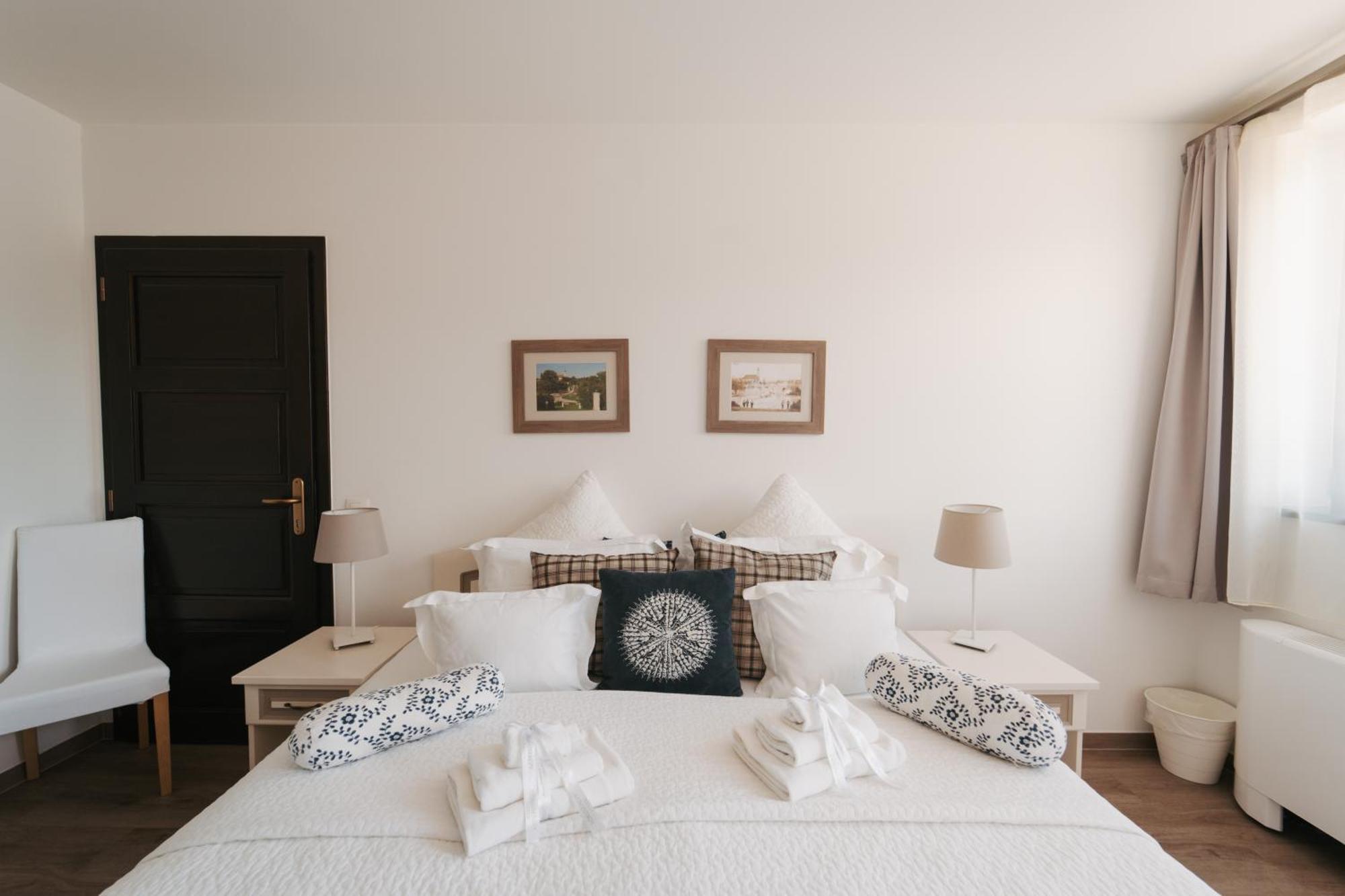 Rokusfalvy Borhotel Es Fogado เอทเยค ภายนอก รูปภาพ